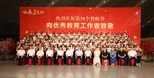 祝贺！开元平台教师易文斌荣获株洲市师德师风标兵奖