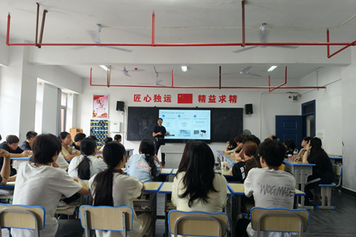 开元平台党委委员、宣传统战部部长肖炎坤给联系班级讲思想政治教育课
